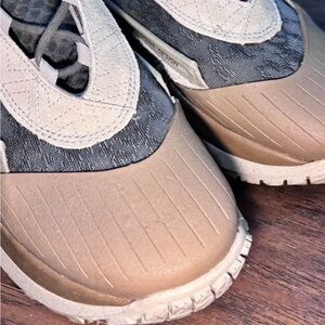 🆗 Converse Beige and Gray Sneakers